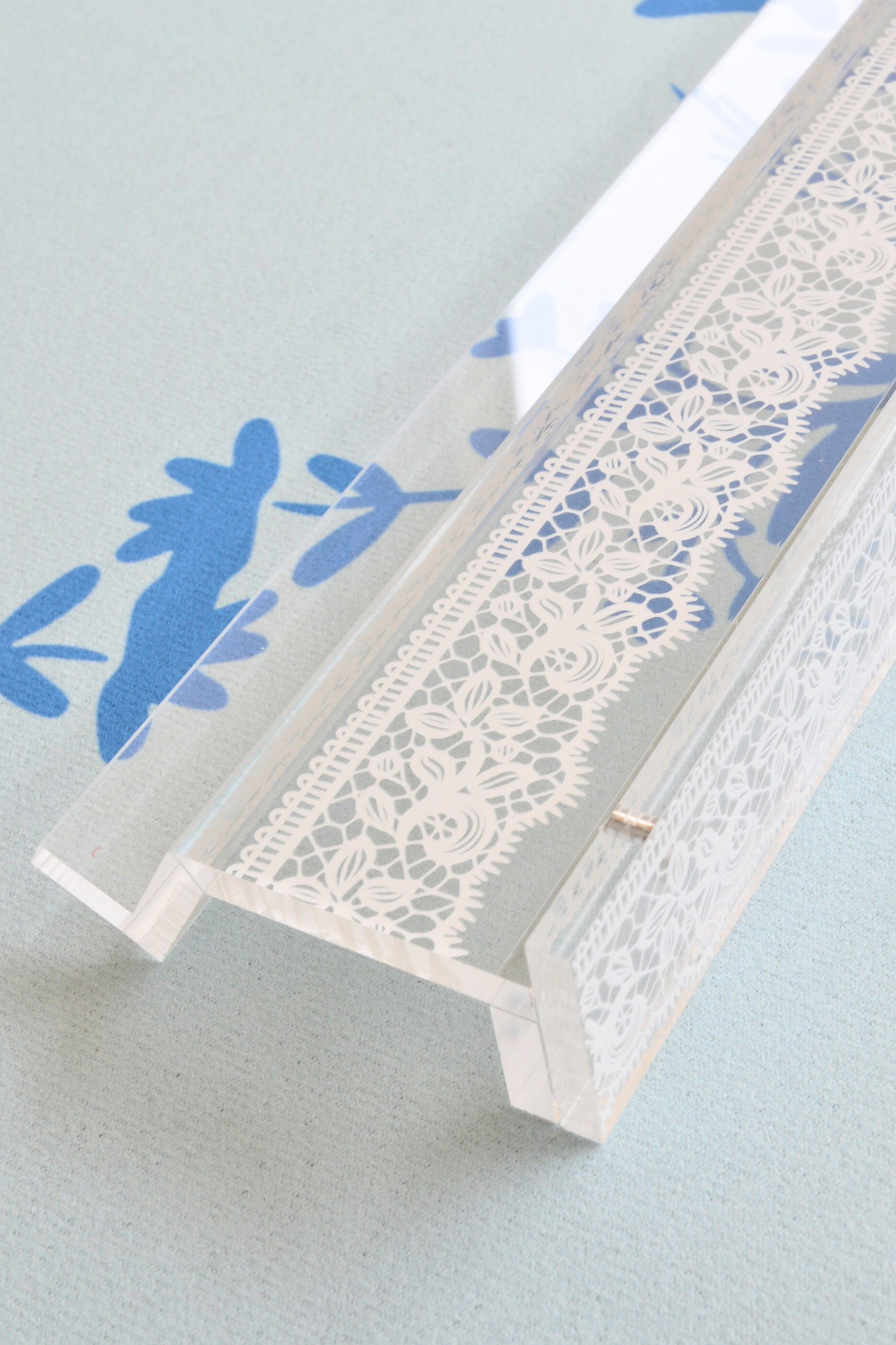 Middle & Main Mahjong - White Lace Mahjong Rack and Pusher, Set of 4