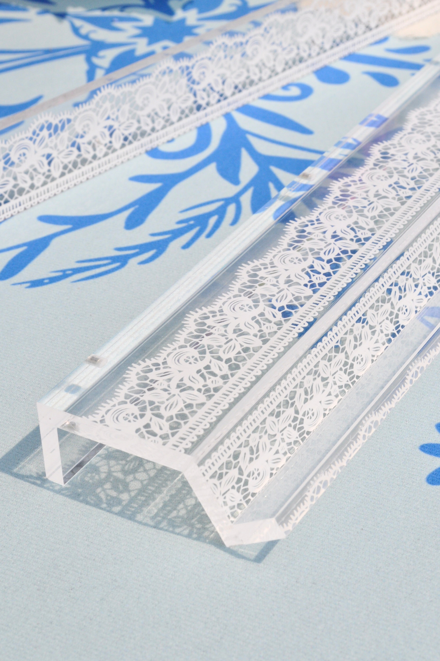 Middle & Main Mahjong - White Lace Mahjong Rack and Pusher, Set of 4