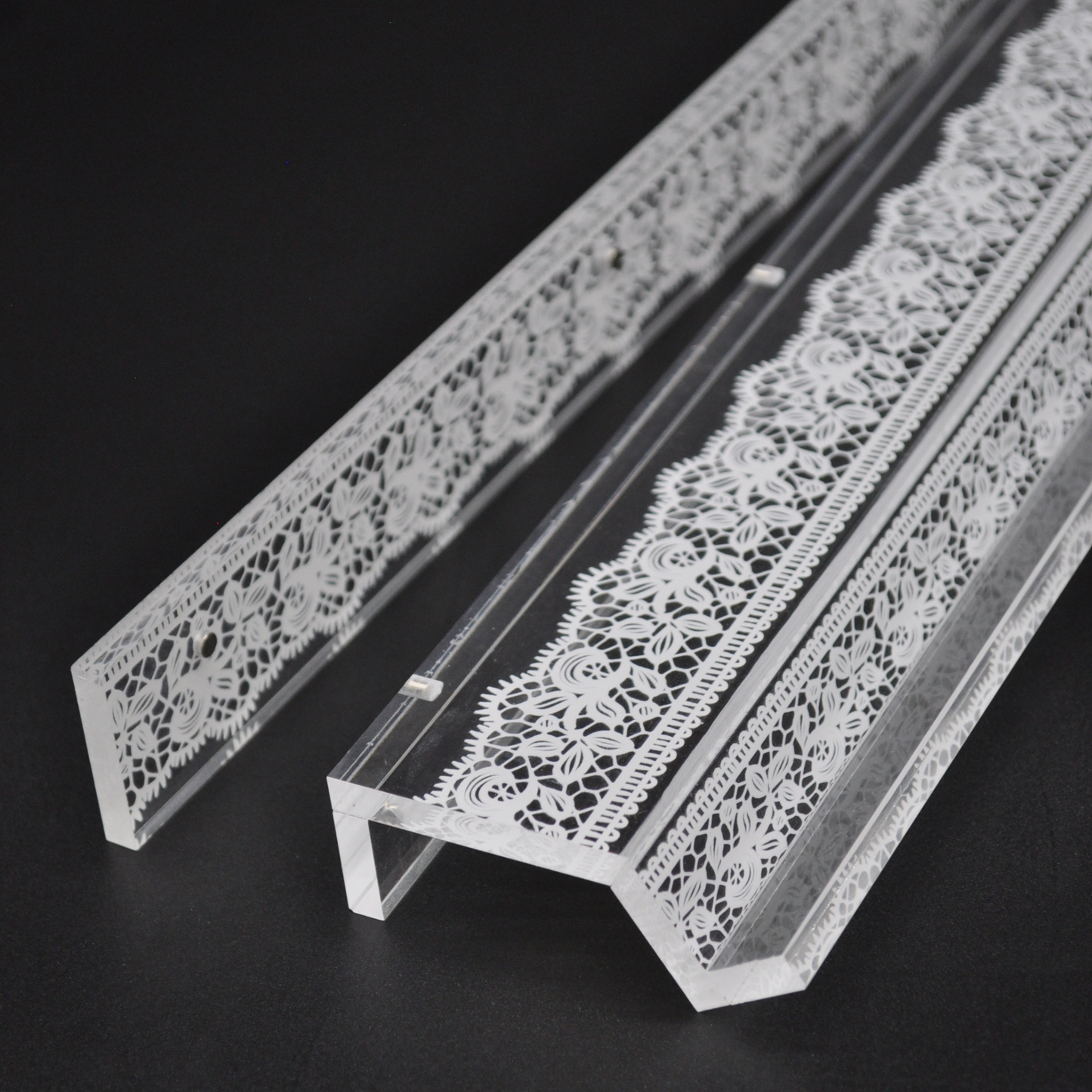 Middle & Main Mahjong - White Lace Mahjong Rack and Pusher, Set of 4