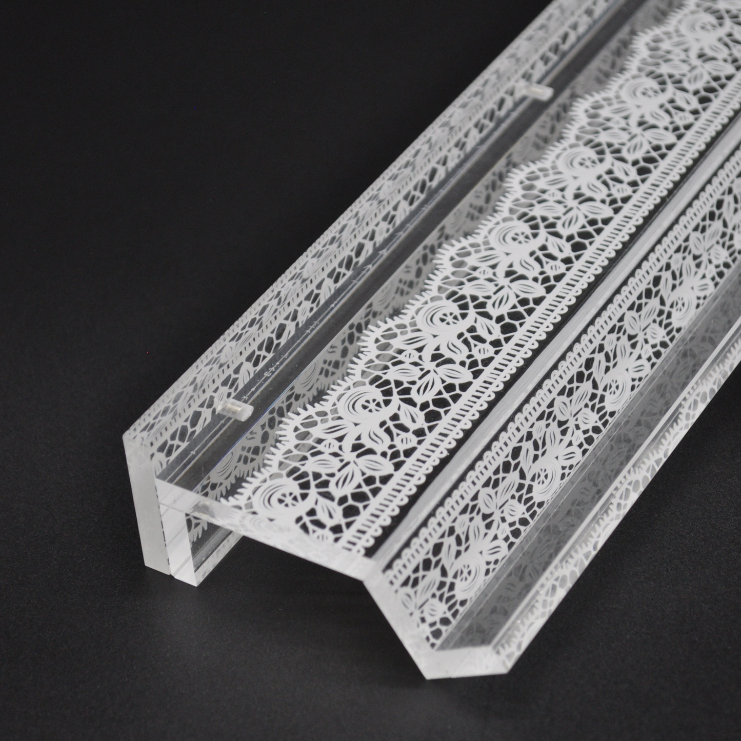 Middle & Main Mahjong - White Lace Mahjong Rack and Pusher, Set of 4