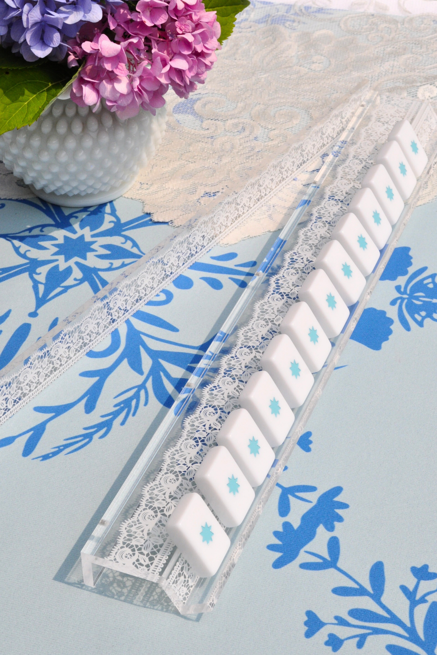 Middle & Main Mahjong - White Lace Mahjong Rack and Pusher, Set of 4