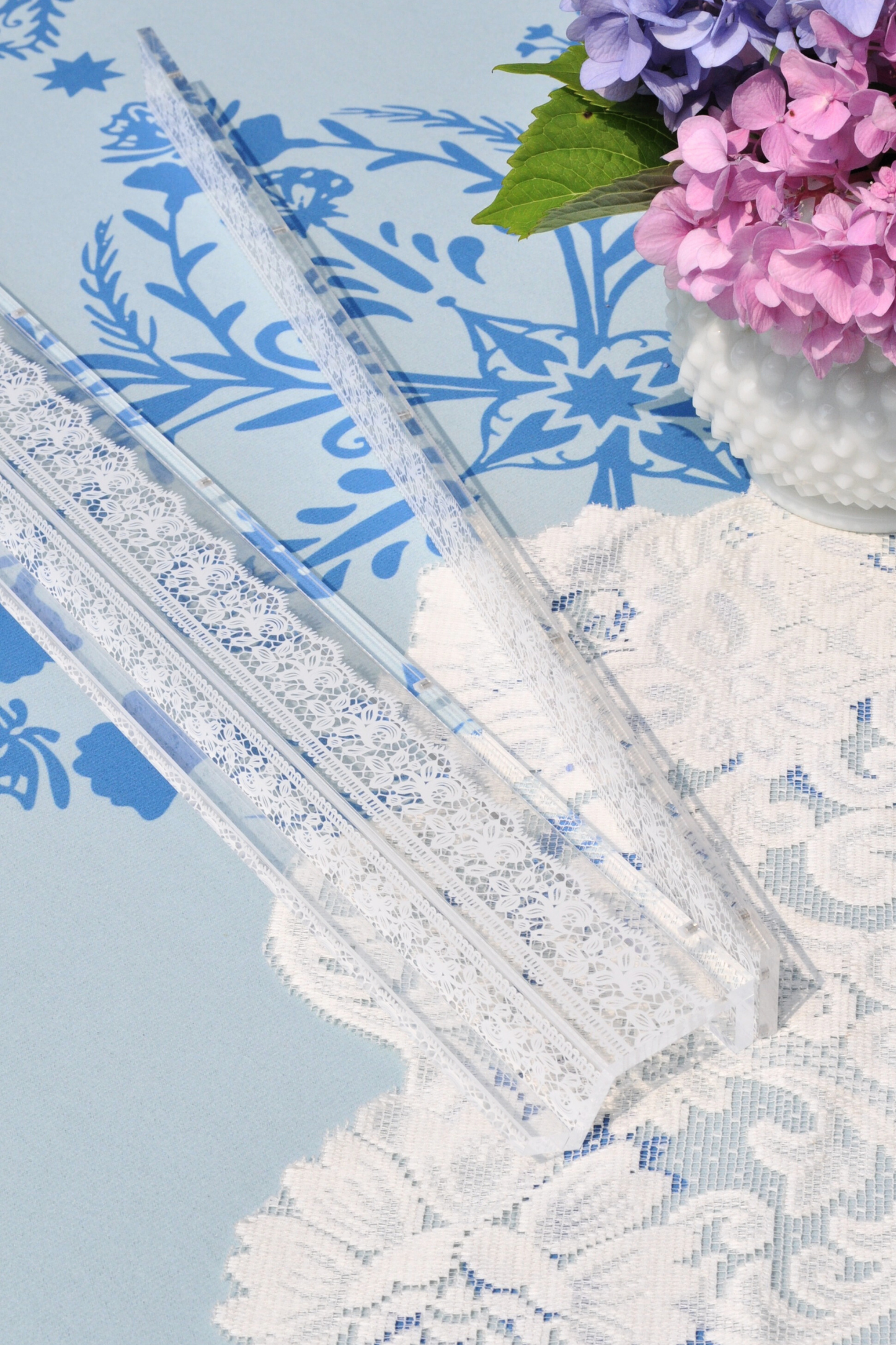 Middle & Main Mahjong - White Lace Mahjong Rack and Pusher, Set of 4